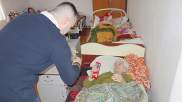 Vârstnicele de la Poarta Albă au primit mărţişoare de la deţinuţi şi elevi